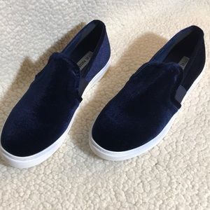 💫New💫 Steve Madden Navy Velvet Slip on Sneaker.
